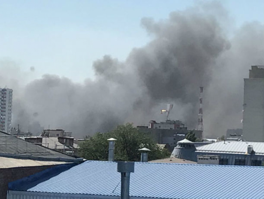 В центре Ростова полыхает гигантский пожар