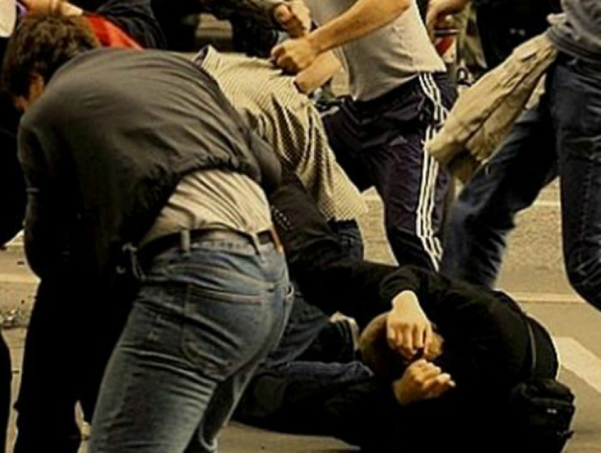 Мужчина отобрал у оппонента сумочку во время массовой драки у ночного клуба Ростова