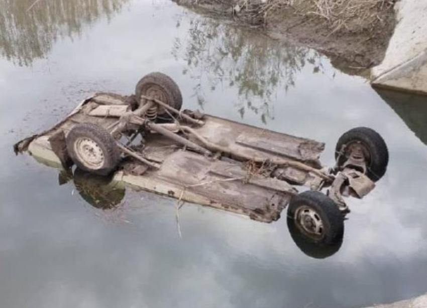 В Ростовской области водитель вылетел в распределительный канал и утонул