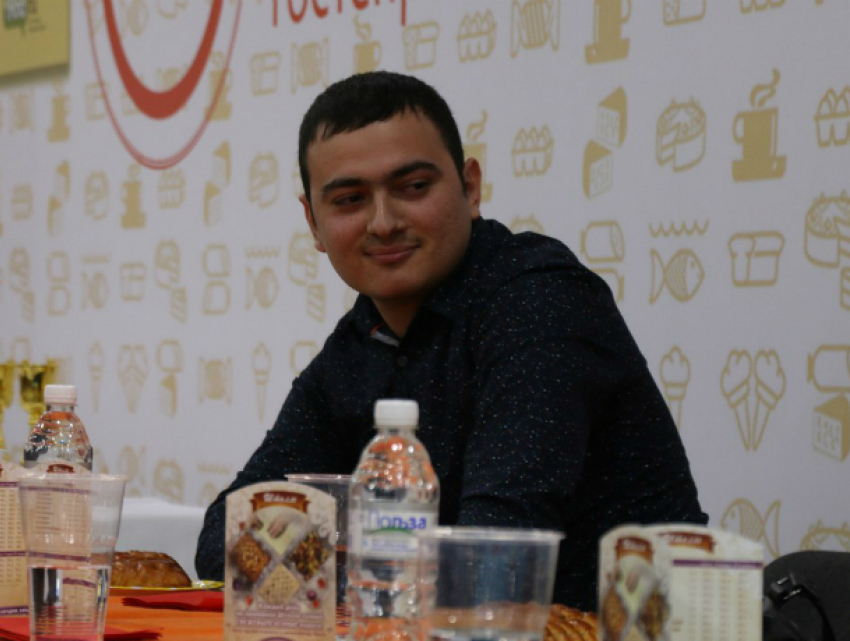 Самого быстрого поедателя пирогов объявили в Ростове-на-Дону