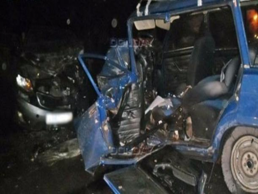 Пассажир и два водителя пострадали в лобовом столкновении иномарки и ВАЗа в Новочеркасске