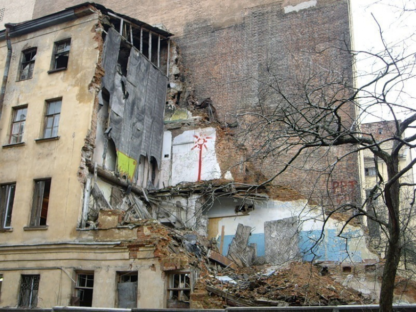 Аварийный жилой дом рухнул в центре Ростова 