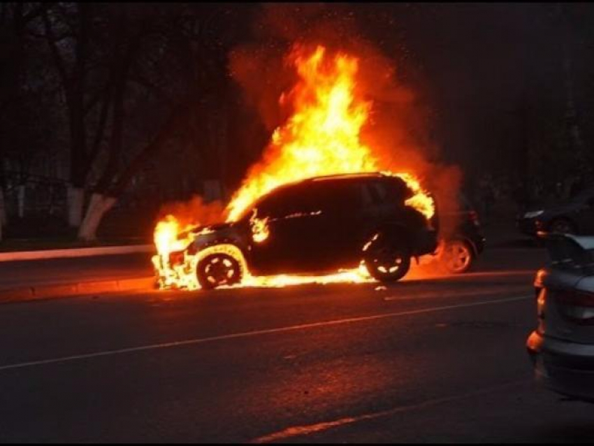 Toyota RAV4  и  Volkswagen подожгли на автостоянках в Аксае