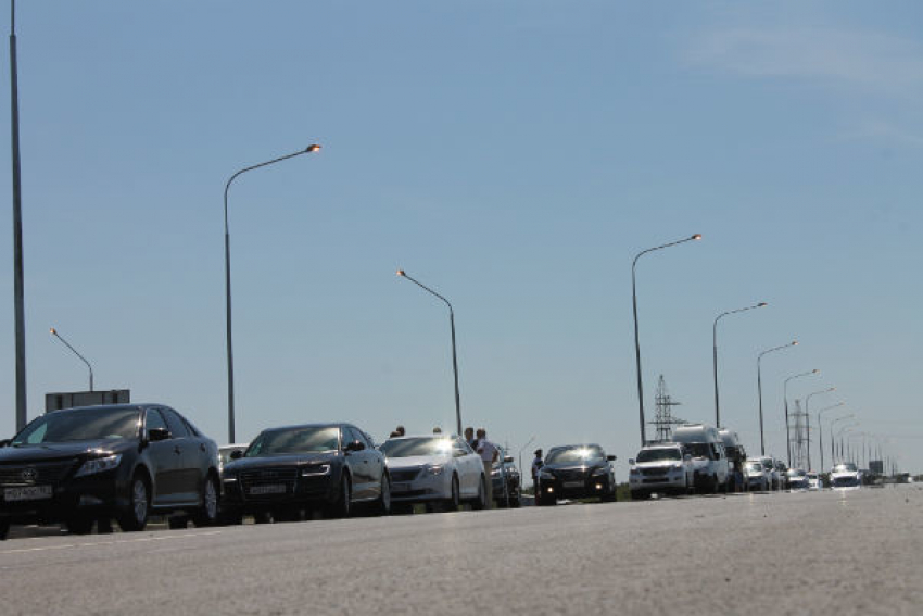 Под Азовом построили дорогу в светлое будущее