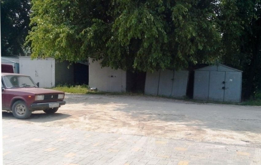 Местные жители построили гаражи на территории «объединенной» школы в Ростове