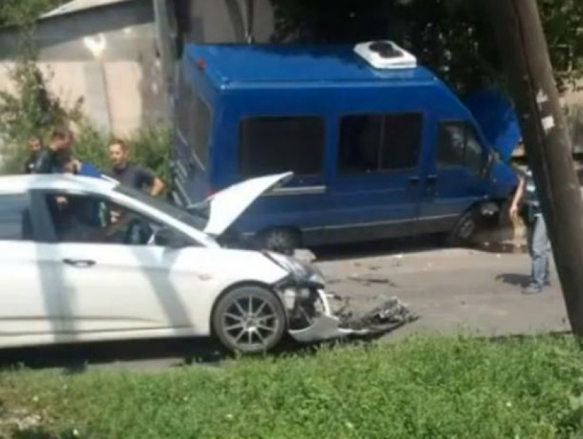 В Ростове иномарка протаранила на скорости микроавтобус