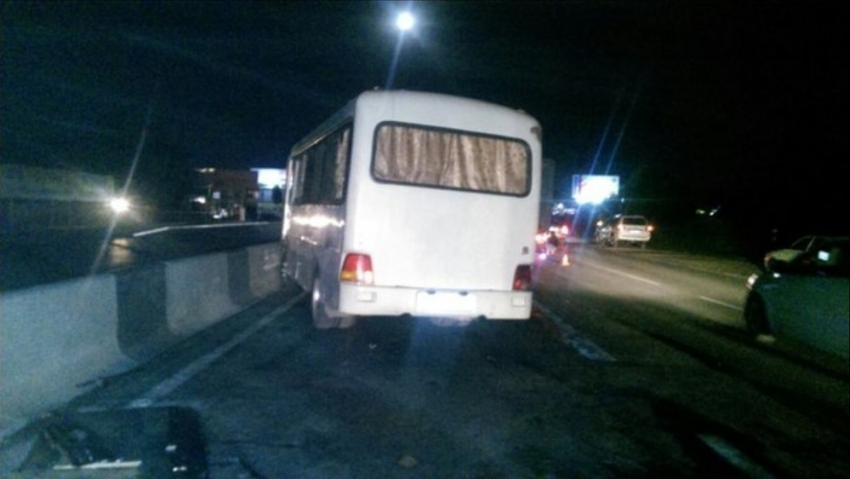В Ростове на Малиновского рейсовая маршрутка врезалась в «КамАз» и отлетела в отбойник