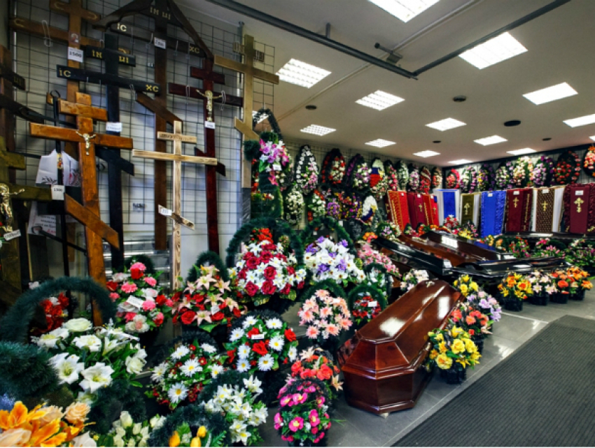 Директор конторы ритуальных услуг лег в гроб, чтоб не платить долги клиентам