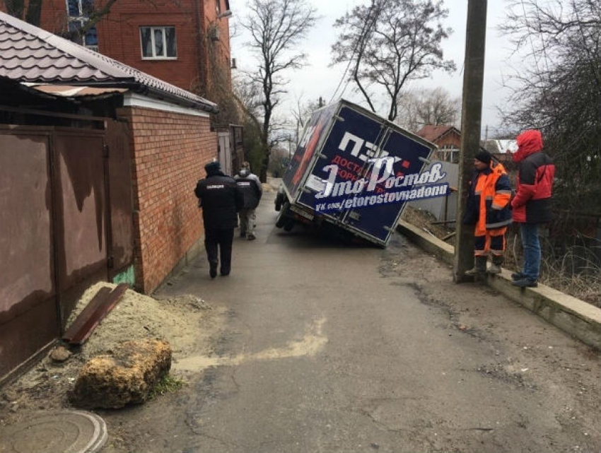 «Застрял в текстурах»: в Ростове-на-Дону под землю ушел грузовик