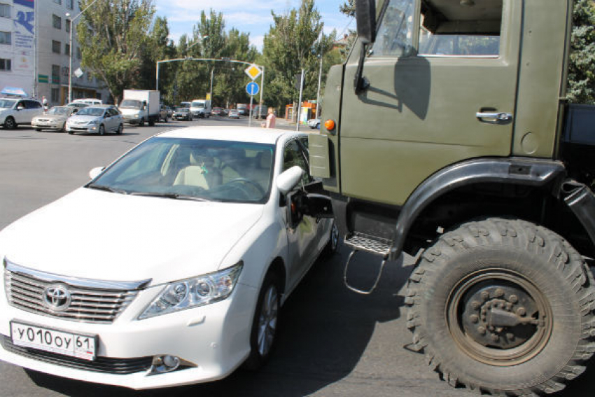 В центре Ростова военный грузовик протаранил иномарку