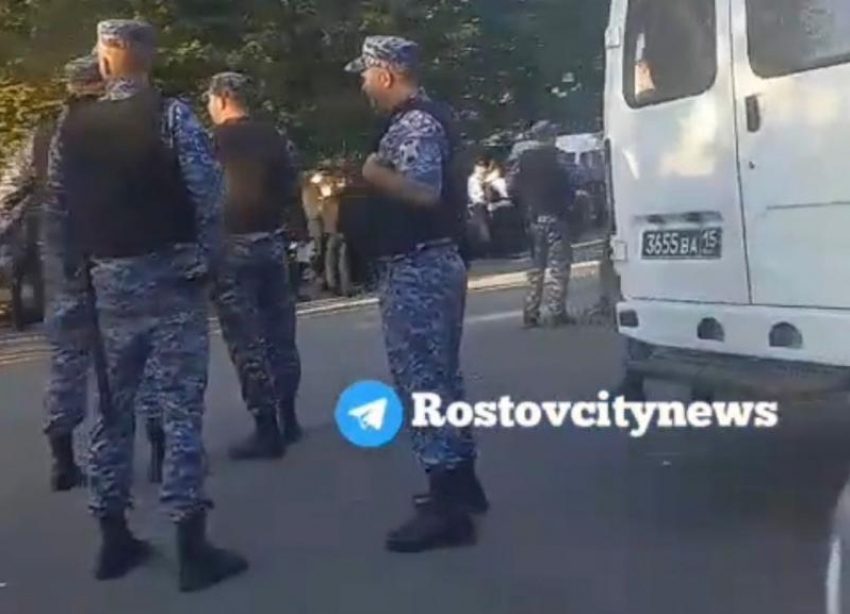 На въезде в Ростов силовики заблокировали одну из улиц 