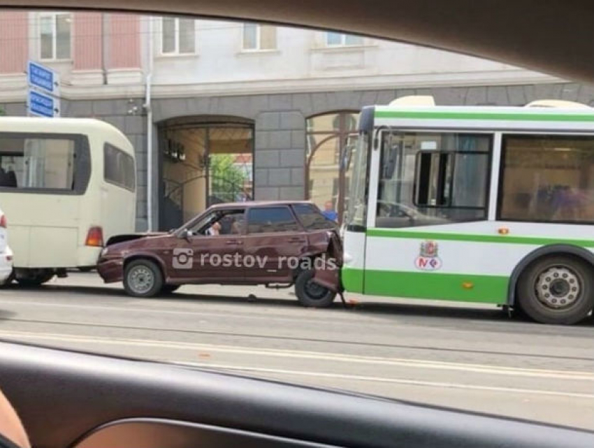 В Ростове легковушку зажало в «бутерброд» между маршруткой и автобусом