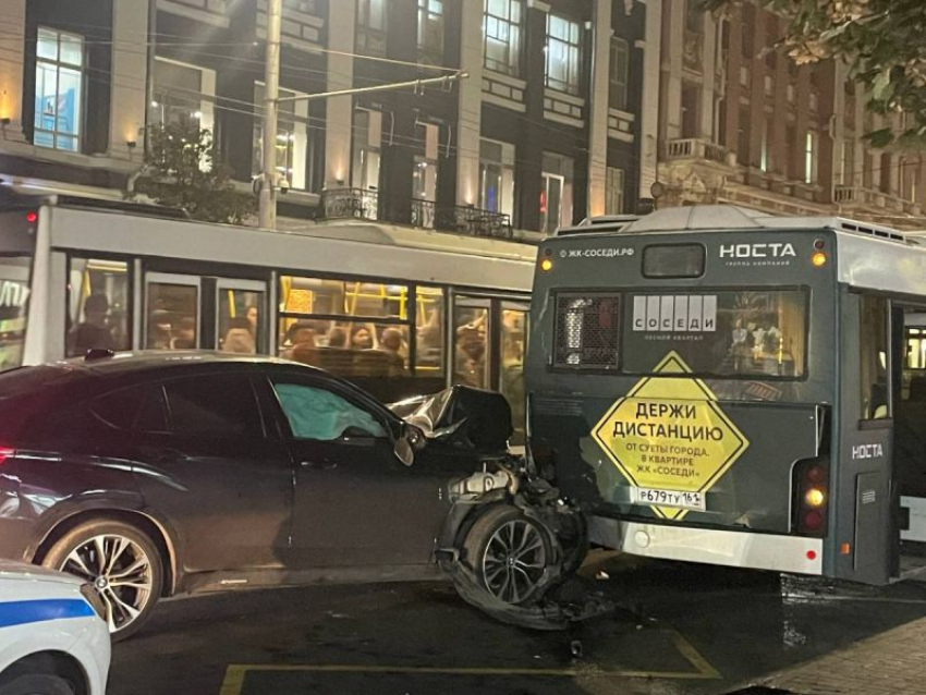 Иномарка врезалась в автобус №67 на Большой Садовой в Ростове