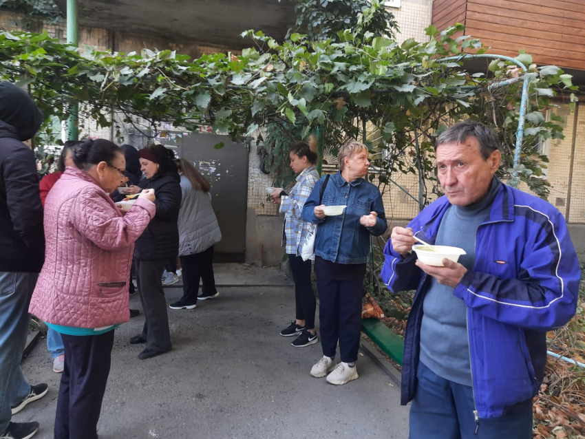 Жильцам отрезанного от коммуникаций дома в переулке Кривошлыковском соседи начали готовить еду