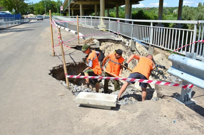 Мост через Темерник, размытый дождями, сейчас восстанавливают в Ростове