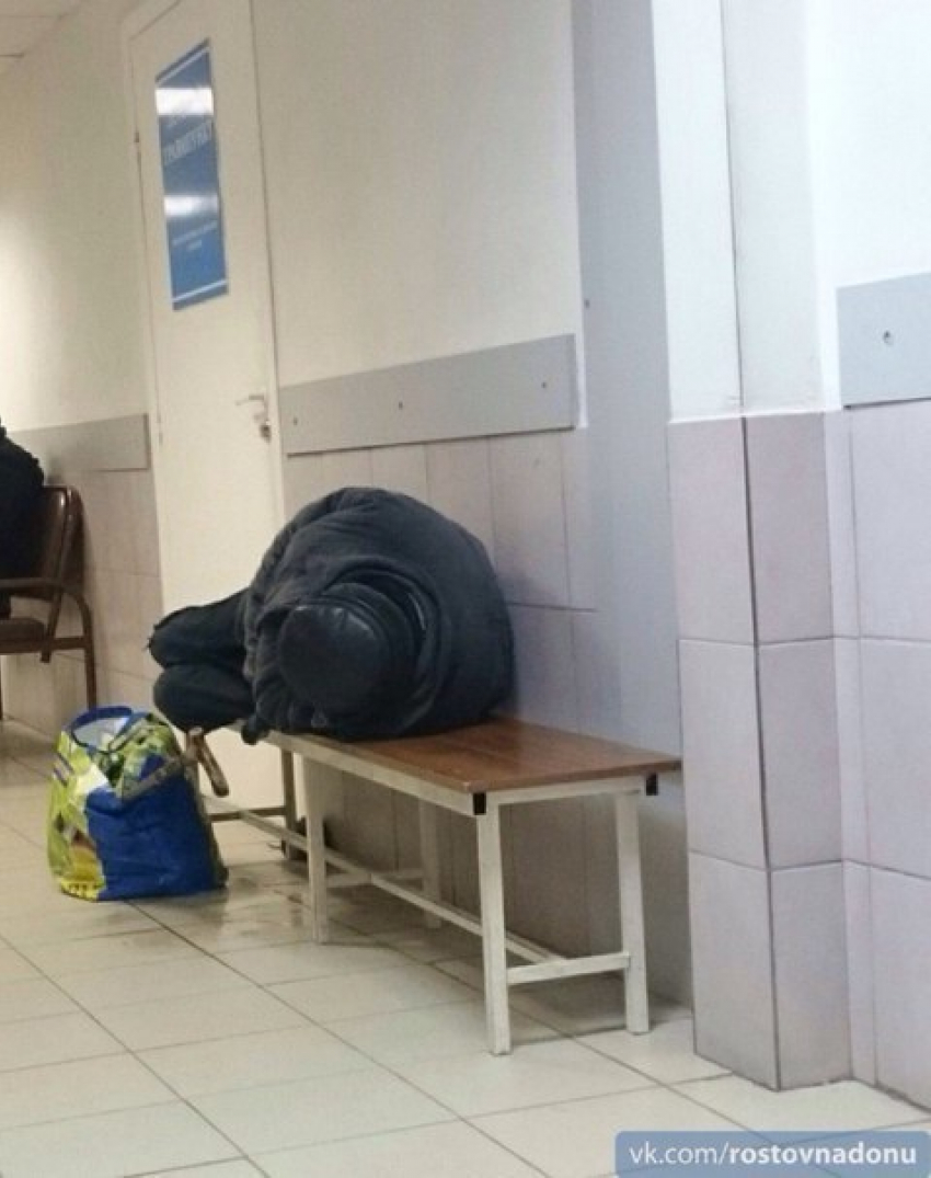 Ростовчанка пожаловалась на спящего бомжа в 20-ой больнице