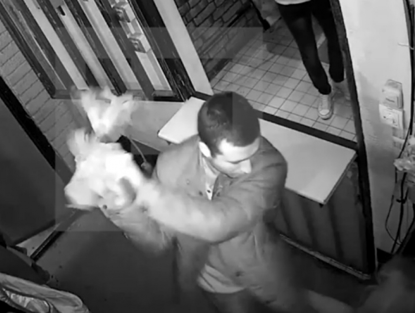 Жуткое избиение налоговым инспектором матери владельца известного бара Ростова попало на видео