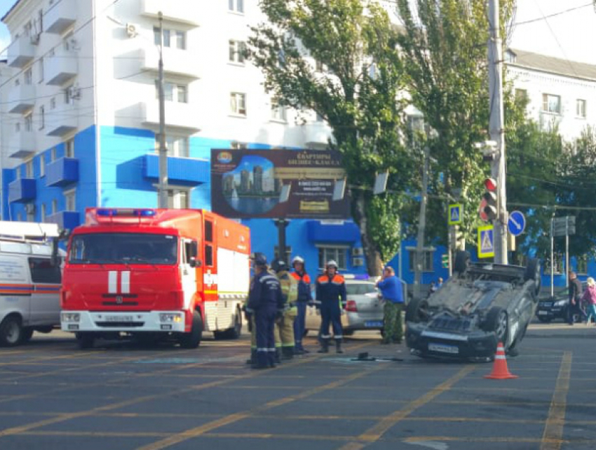 Перевернувшаяся от удара об иномарку «Лада» блокировала движение по проспекту Нагибина в Ростове