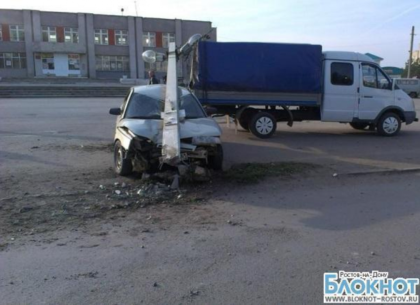 В Азовском районе «десятка» врезалась в опору ЛЭП, столб раздавил легковушку. ФОТО