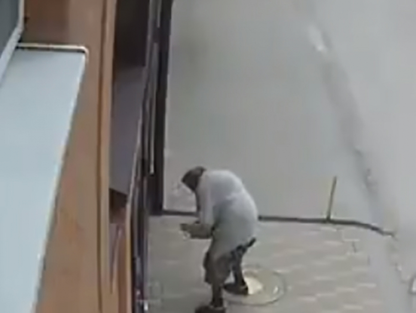 Бабка диверсантка в течение года подбрасывает фекалии соседям под двор в Ростове на видео