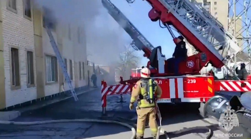 В Ростове потушили пожар в офисном здании на Вятской