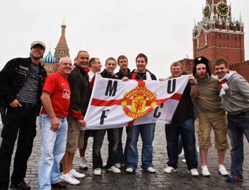 Фанаты «красных дьяволов» с флагом показали себя Ростову на Красной площади