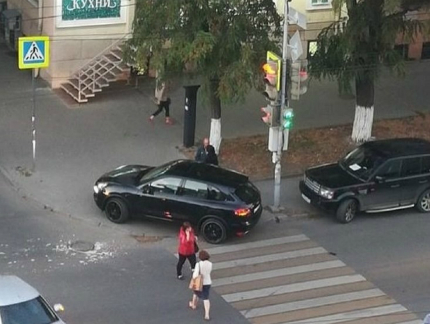 Женщина сломала нос под колесами автомобиля на «зебре» Ростова
