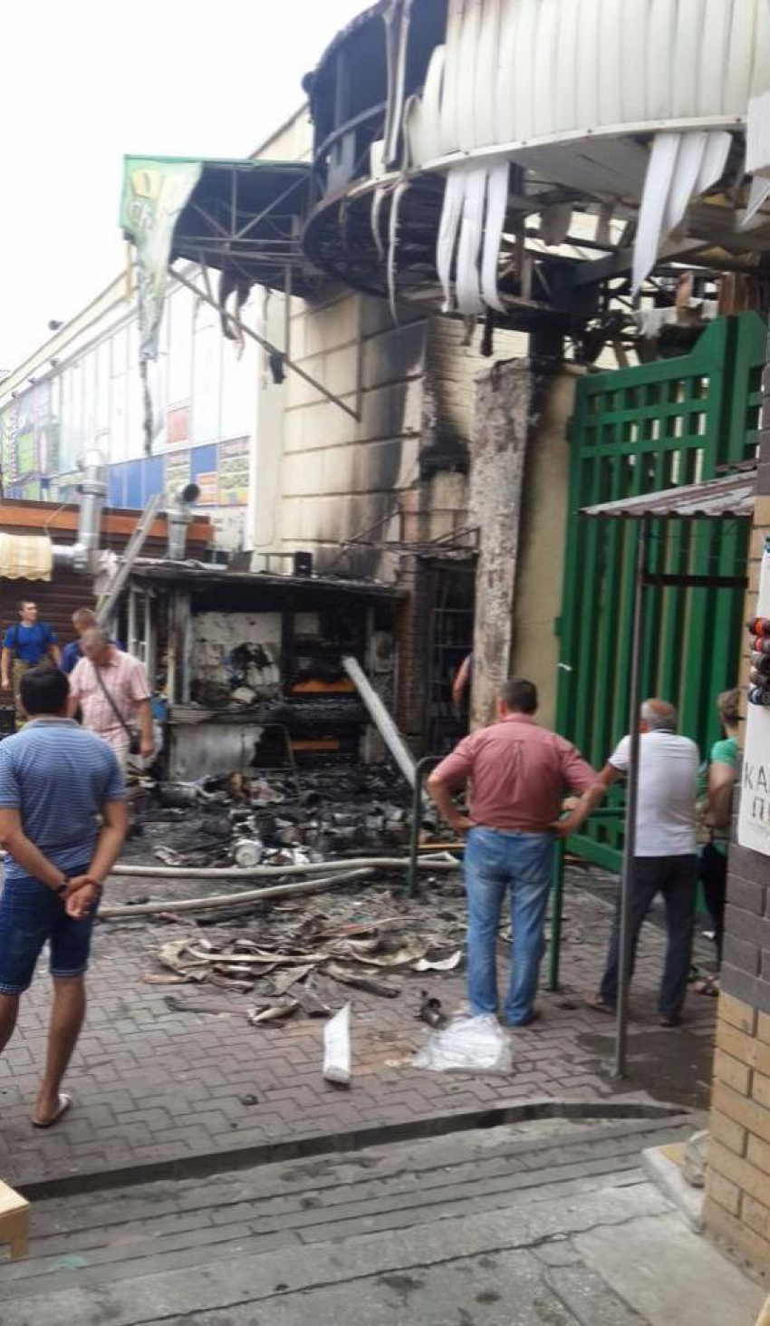 Ларек с лакокрасочной продукцией сгорел на Центральном рынке Ростова