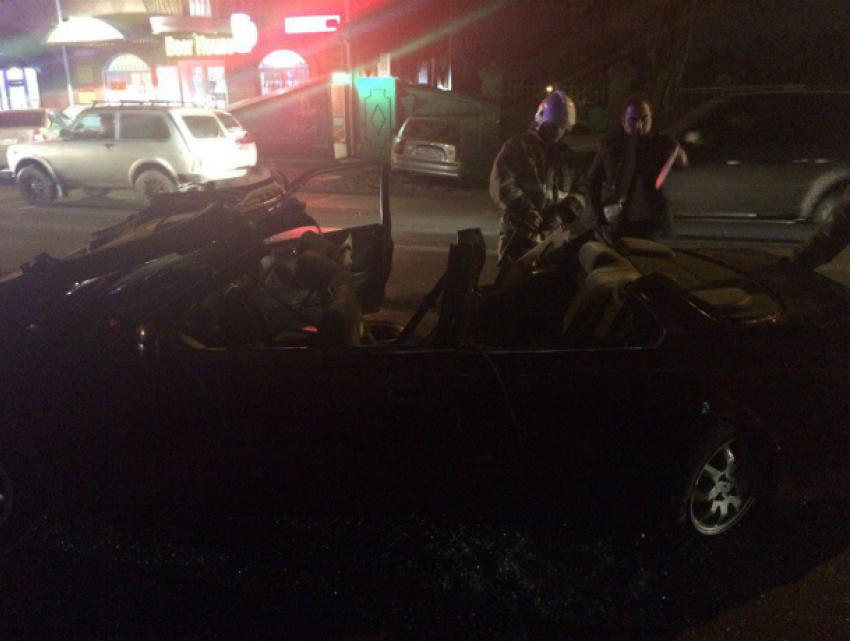 Спасателям пришлось срезать крышу «Хонды», чтобы вытащить попавшего в аварию водителя в Ростове