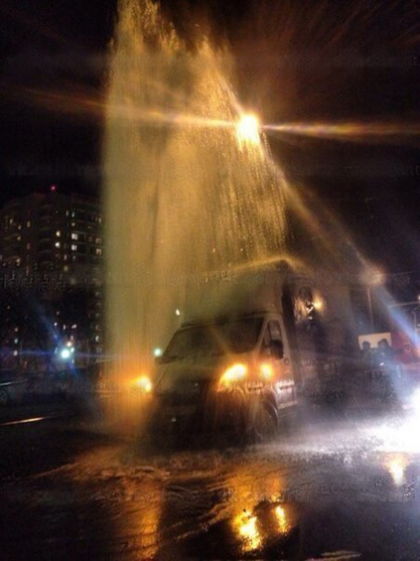 Коммунальный фонтан высотой в пять метров забил на Зорге 