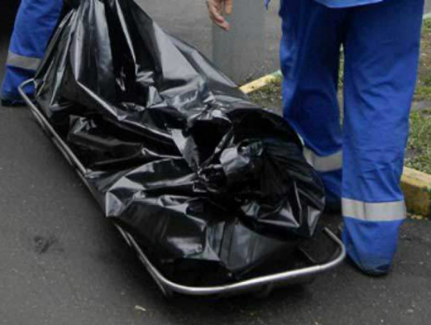 Смертельное падение 49-летней женщины произошло из окна многоэтажки в Ростове