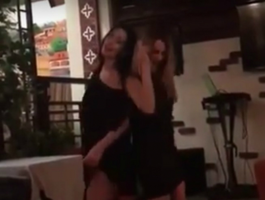 Зажигательный танец  брюнетки и блондинки в мини в ресторане Ростова попали на видео