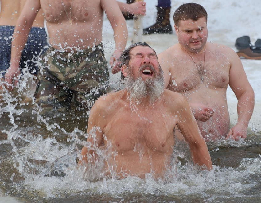 В Ростове во время массового купания на Крещение будут дежурить около 40 спасателей