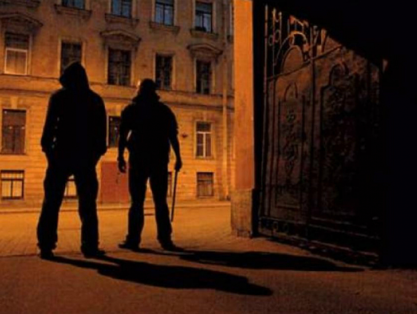 Мужчина с деньгами стал жертвой агрессивного прохожего на ночной улице Ростовской области