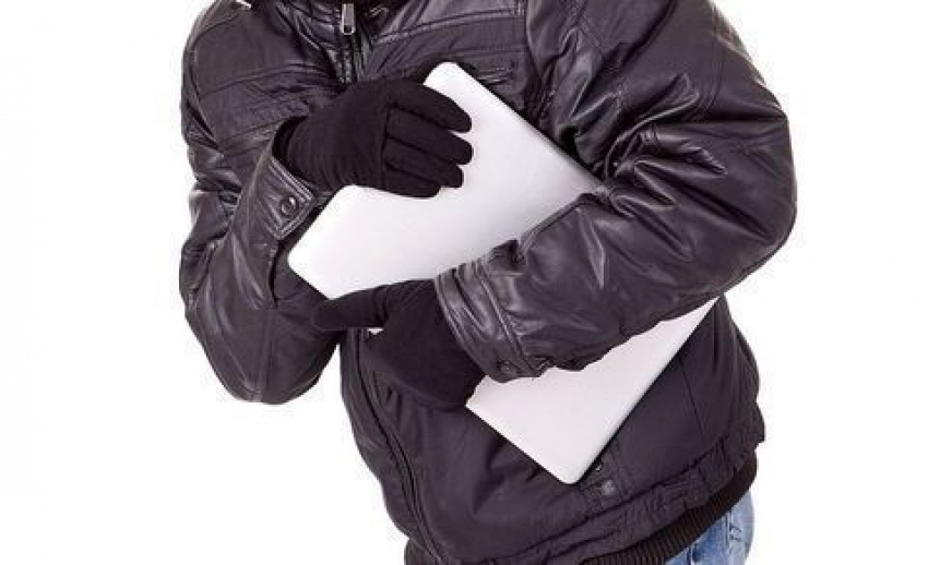 Мужчина украл из офиса в Кировском районе ноутбук и телефон