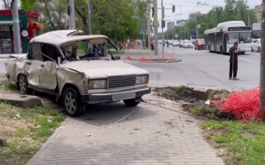 Два человека пострадали в ДТП с автобусом №65 и легковушкой на Нагибина в Ростове