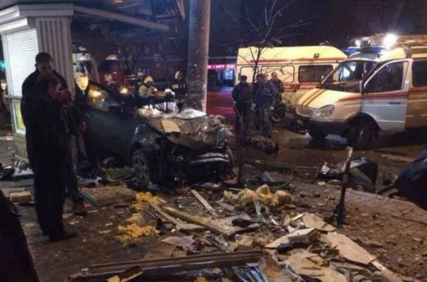 Иномарка влетела в киоск в Ростовской области: водитель и пассажир погибли