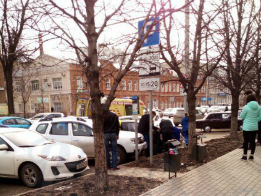 Припарковавшийся у обочины водитель иномарки попал под колеса фуры в центре Ростова
