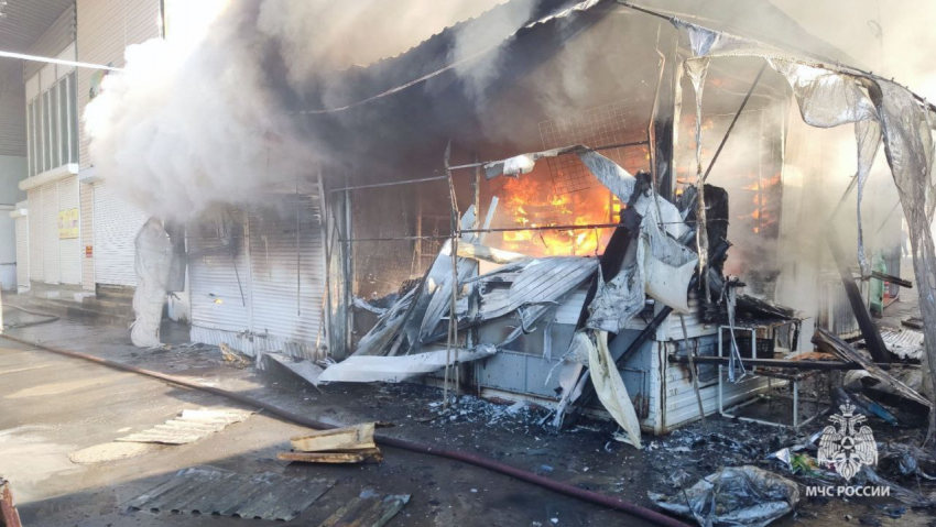 В Каменске-Шахтинском МЧС ликвидировали крупный пожар на рынке