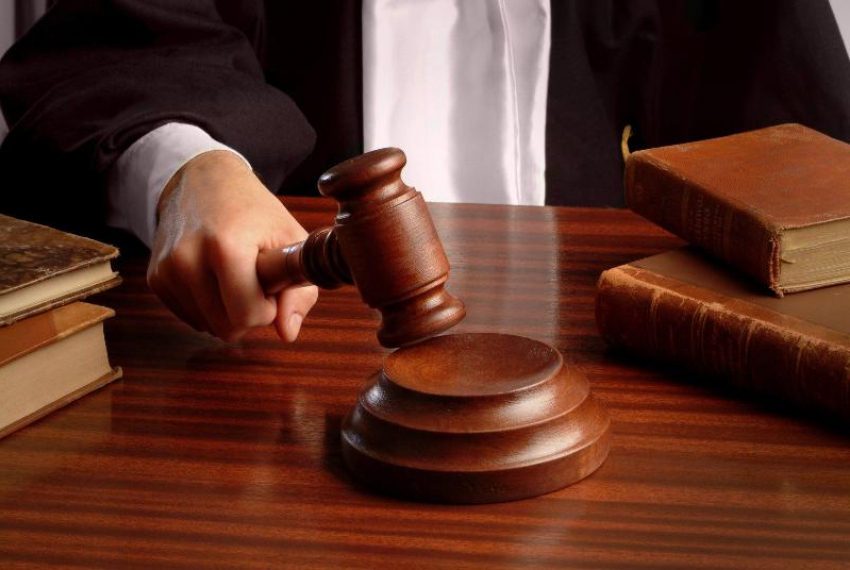 В Шахтах мужчина продал неизвестным алкоголь и получил 3 года тюрьмы за убийство и разбой