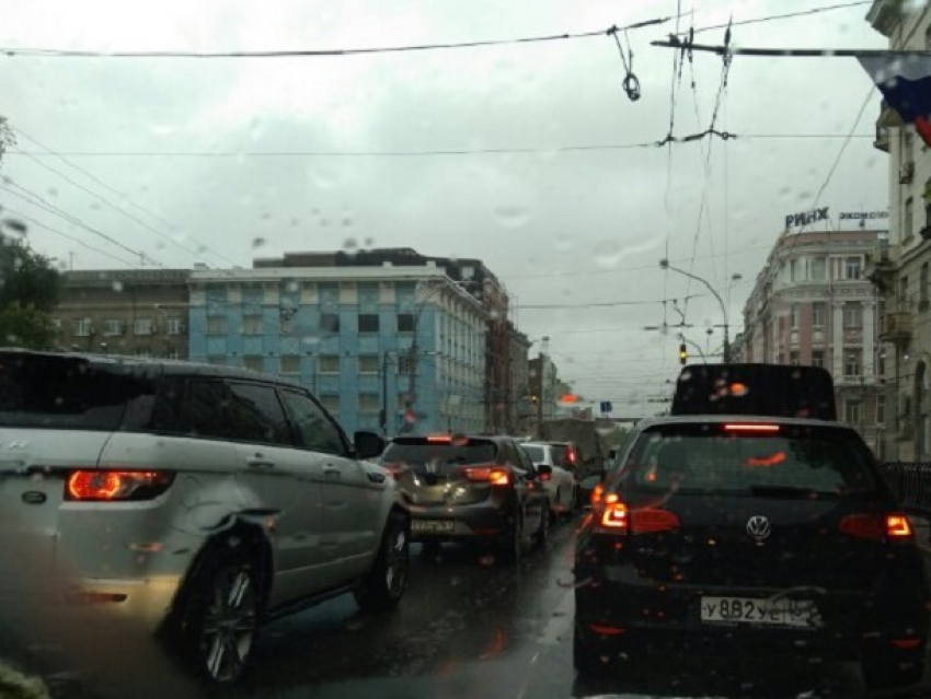 Сломавшийся светофор собрал многокилометровую пробку в центре Ростова