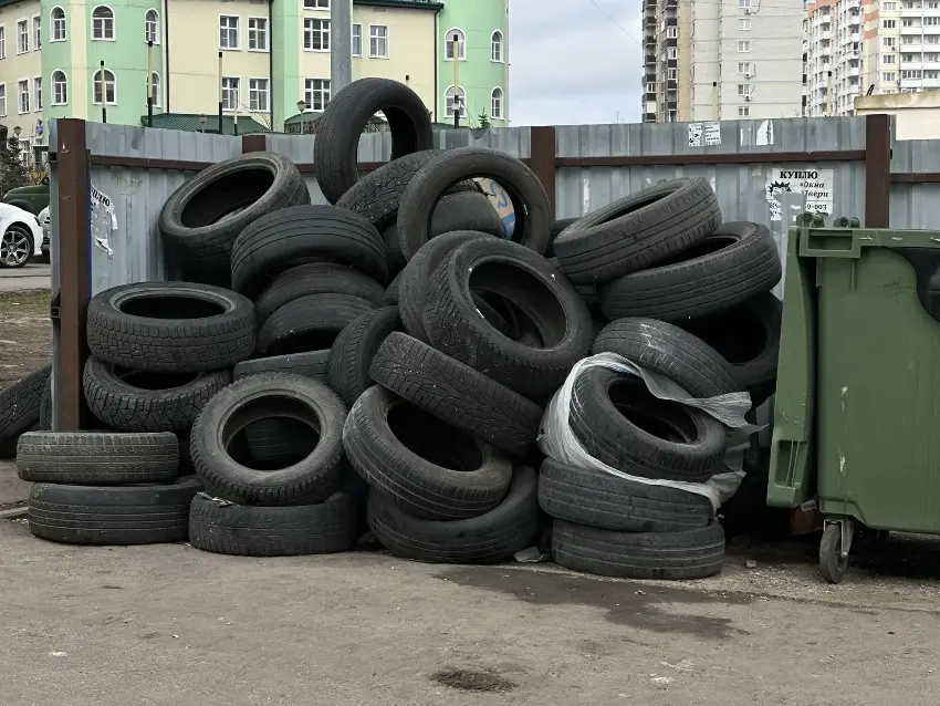 Шины и ветки под запретом: в Ростове фиксируют рост стихийных свалок у контейнеров