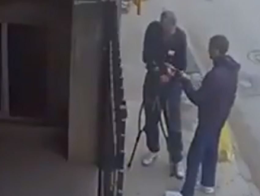 Юноша ограбил старика-инвалида в Ростове на видео