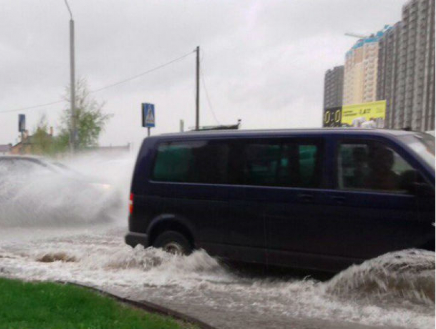 Удар стихии по югу России с бьющим фонтаном в автобусе Ростова показал Первый канал   