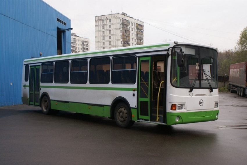 В Ростове пассажирский автобус врезался в столб: пострадали 8 человек