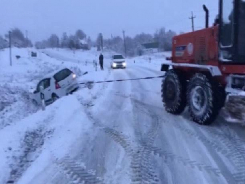 В Неклиновском районе сотрудники ГИБДД спасли женщину, попавшую в аварию