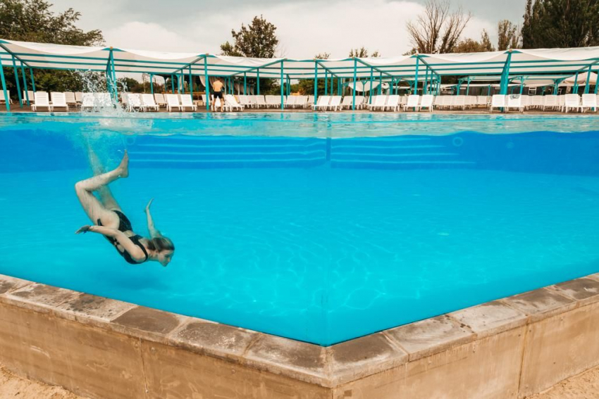 Первый бассейн со стеклянными стенами и видом на море в Ростовской области празднует свое открытие