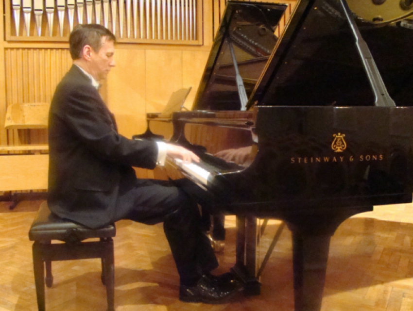 Пианист-виртуоз Сергей Алехин выступит в Ростове на праздничном концерте