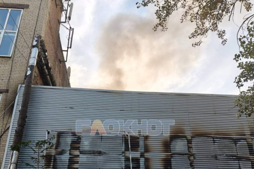 В Аксае после ликвидации крупного пожара вновь появились очаги задымления на складе