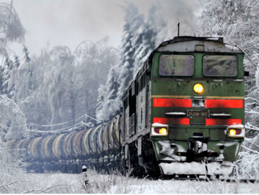 Смертельные травмы под колесами подающего сигналы поезда получил мужчина в Ростовской области